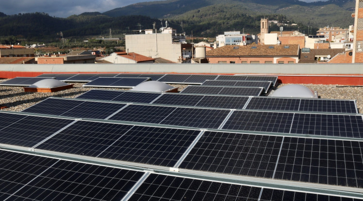 El projecte ha permès instal·lar 90 plaques fotovoltaiques amb un cost total de 34.000 euros. ACN, Albert Segura
